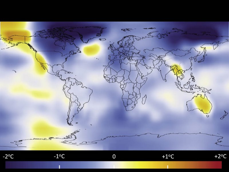 I colori sulla mappa rappresentano la differenza di temperatura rispetto al valor medio calcolato sul periodo 1951-1980: in blu le zone più fredde rispetto al riferimento, in rosso quelle più calde.